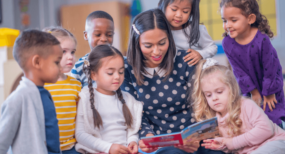 Éducatrice en petite enfance entourée d'enfants de diverses origines