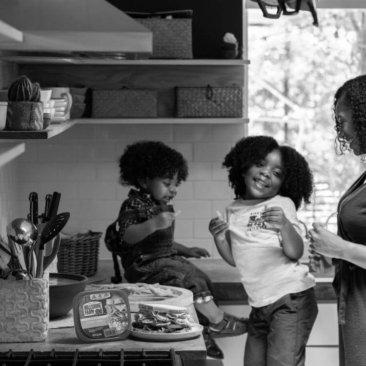 Femme et deux enfants dans une cuisine